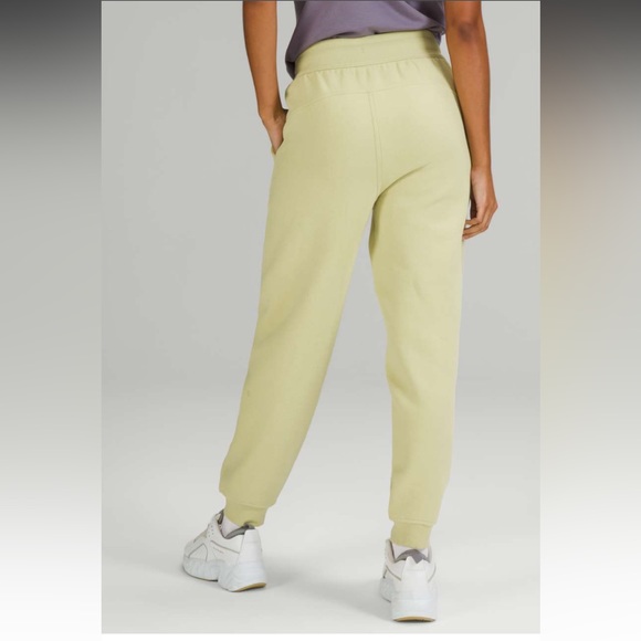 Lululemon Scuba Relaxed High-Rise Jogger - Picture 3 of 7